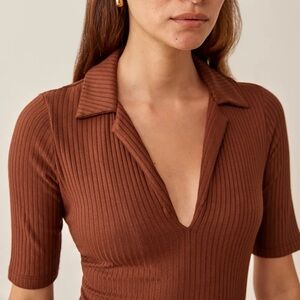 Reformation | ‘Thomas’ V-Neck Knit Polo in Caramel Brown | Size Small